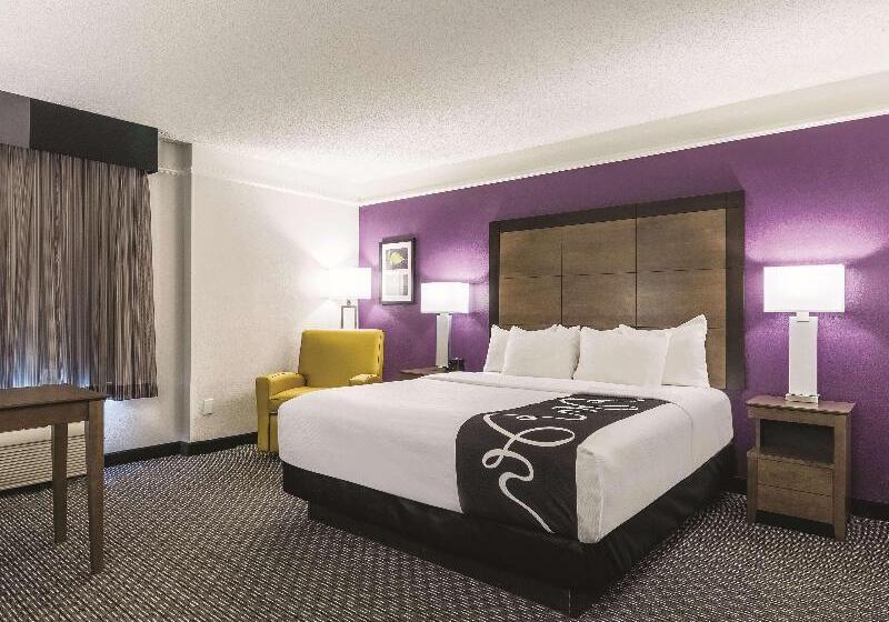 带大床的豪华间, La Quinta By Wyndham Alexandria Airport