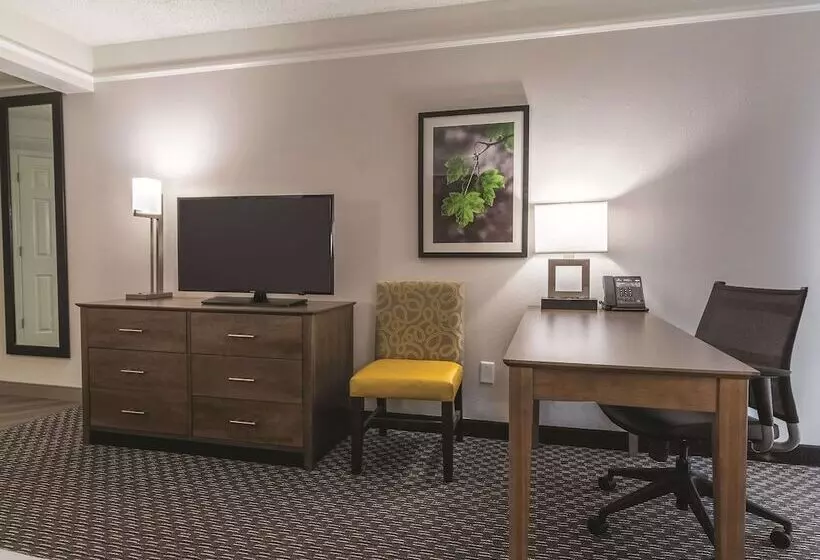 اتاق لوکس, La Quinta By Wyndham Alexandria Airport