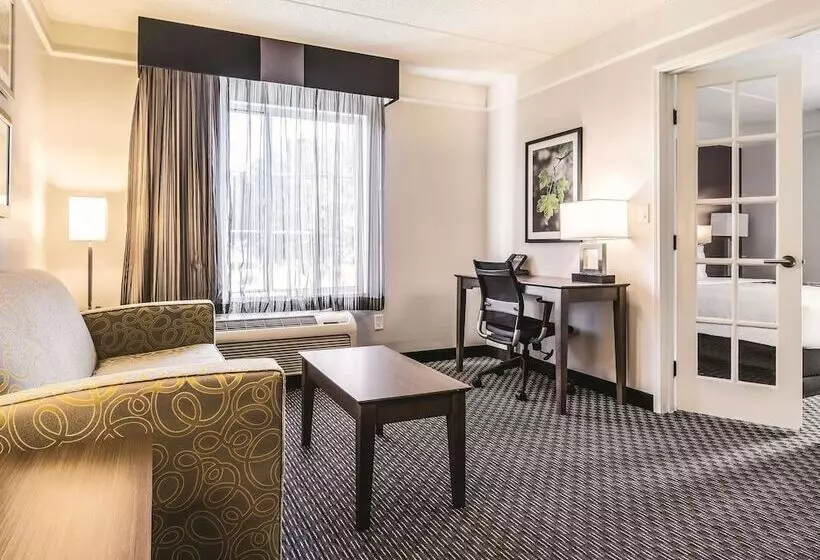 سوییت, La Quinta By Wyndham Alexandria Airport