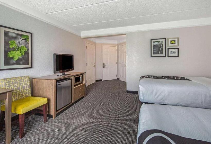 带2个双人床的标准工作室, La Quinta By Wyndham Miami Airport West