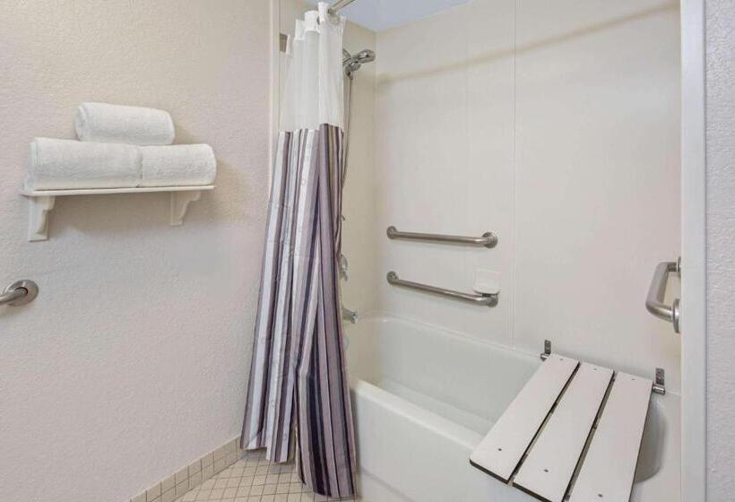 适合残疾人士使用的带超级大床的标准间, La Quinta By Wyndham Miami Airport West