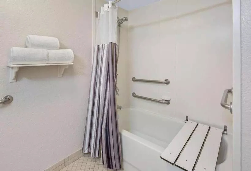 身障者適用キングサイズベッドルーム, La Quinta By Wyndham Miami Airport West