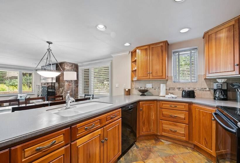 דירת שני חדרים, Lodge Tower