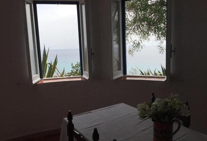 بانگلوی استاندارد با چشمانداز دریا, Residenza Gherly