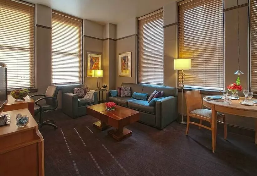 スイート, Magnolia Hotel Downtown Dallas