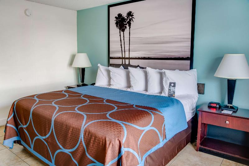 带大床的标准间, Super 8 By Wyndham St. Petersburg