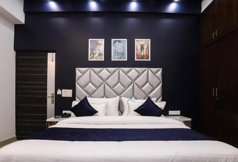 Quarto Deluxe, Vizima Palace Near Wave City Center Metro Station