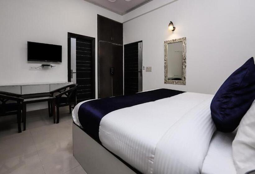 Quarto Deluxe, Vizima Palace Near Wave City Center Metro Station