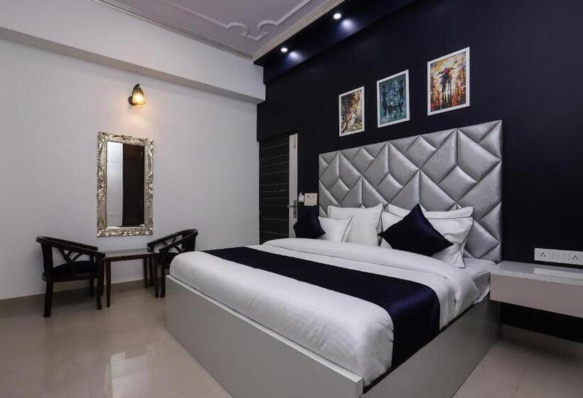 Quarto Deluxe, Vizima Palace Near Wave City Center Metro Station