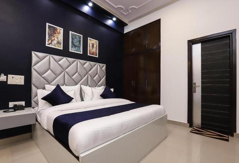 Quarto Deluxe, Vizima Palace Near Wave City Center Metro Station