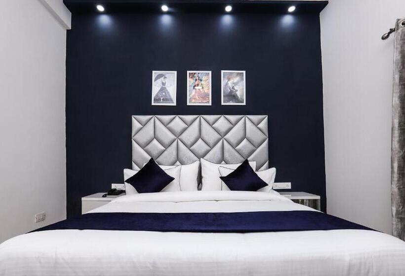 Quarto Estandar, Vizima Palace   Near Wave City Center Metro Station