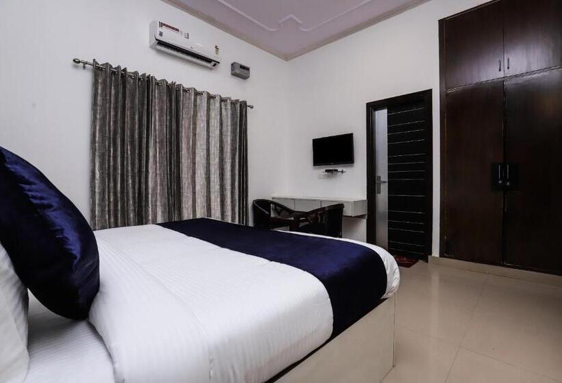 Suíte, Vizima Palace Near Wave City Center Metro Station