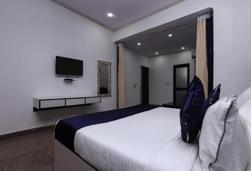 Suite com Varanda, Vizima Palace Near Wave City Center Metro Station