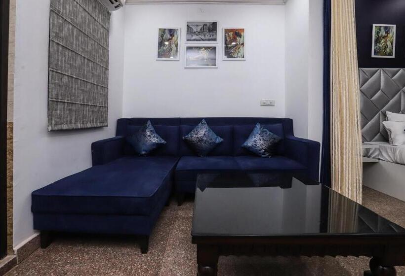 Suite com Varanda, Vizima Palace Near Wave City Center Metro Station