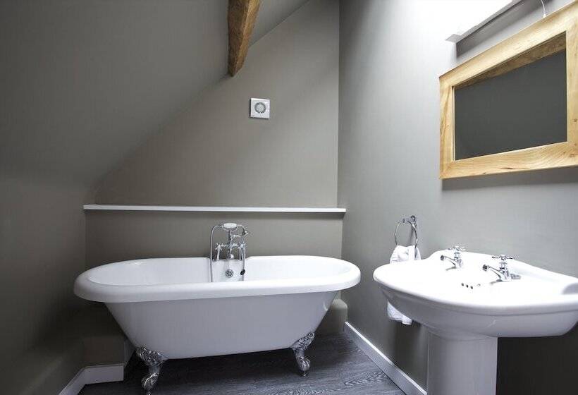 منزل 3 غرف نوم, The Kings Arms