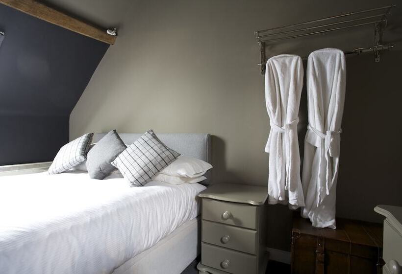 منزل 3 غرف نوم, The Kings Arms