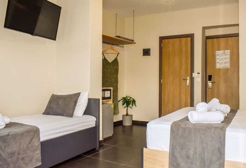 디럭스 트리플 룸, Entelia