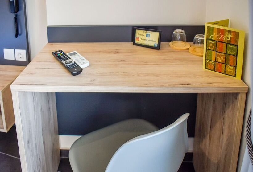 디럭스 트리플 룸, Entelia