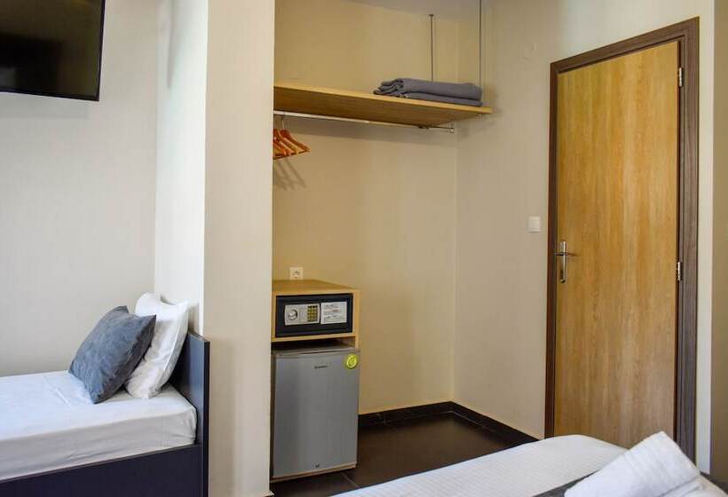 디럭스 트리플 룸, Entelia