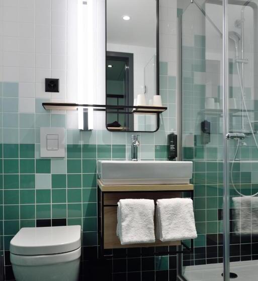 带阳台的高级房间, Nonanteneuf Appart Hôtel Sierre   Self Check In