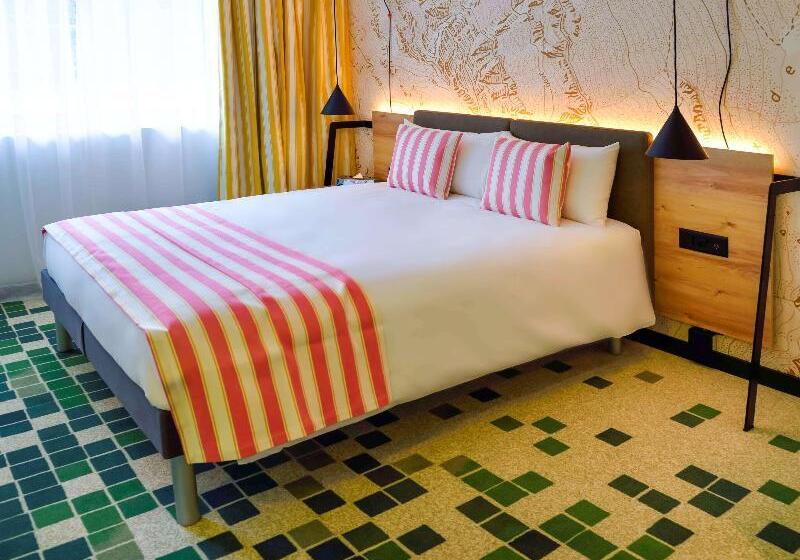 带阳台的高级房间, Nonanteneuf Appart Hôtel Sierre   Self Check In