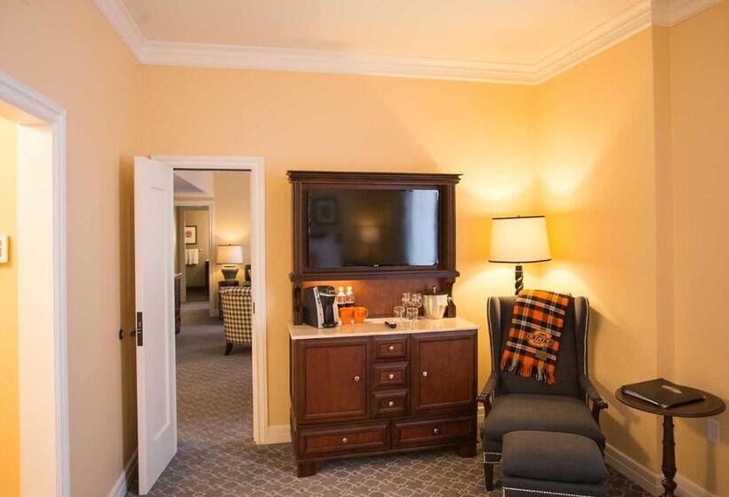 غرفة إدارية سرير ملكى, The Atherton Hotel At Osu