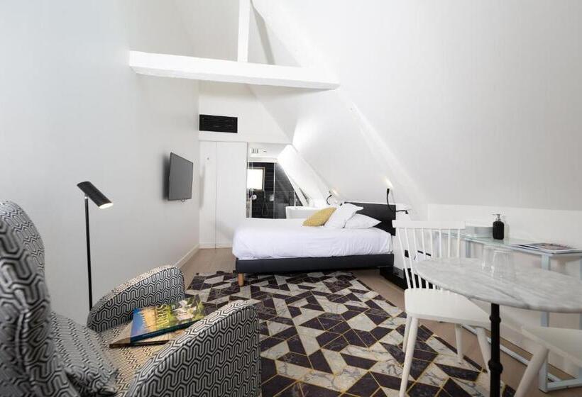 شقة غرفة واحدة, Grand Place