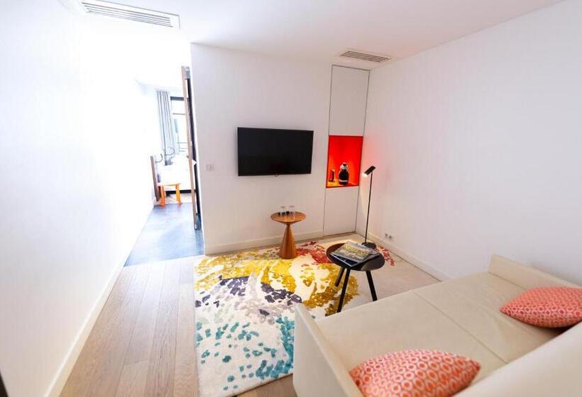 جناح جونيور, Grand Place