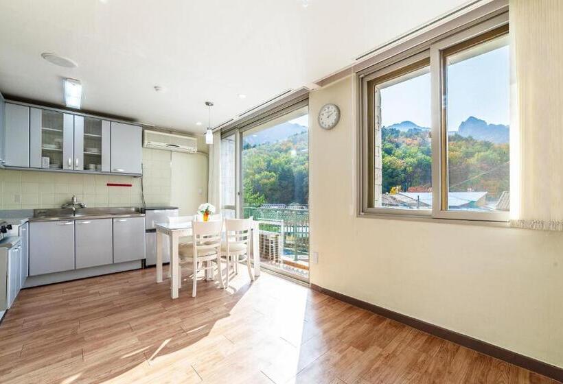 스탠다드 스튜디오, Hk Resort