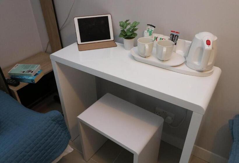 חדר סטנדרט, The Lavenders