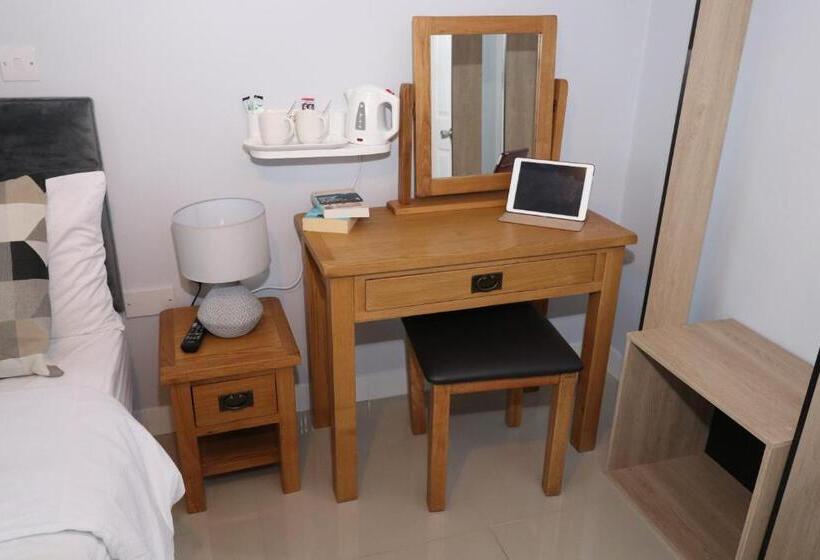 חדר בסיסי, The Lavenders