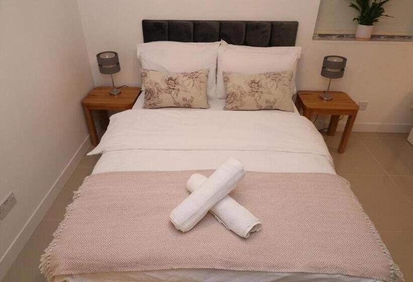 חדר משפחתי, The Lavenders