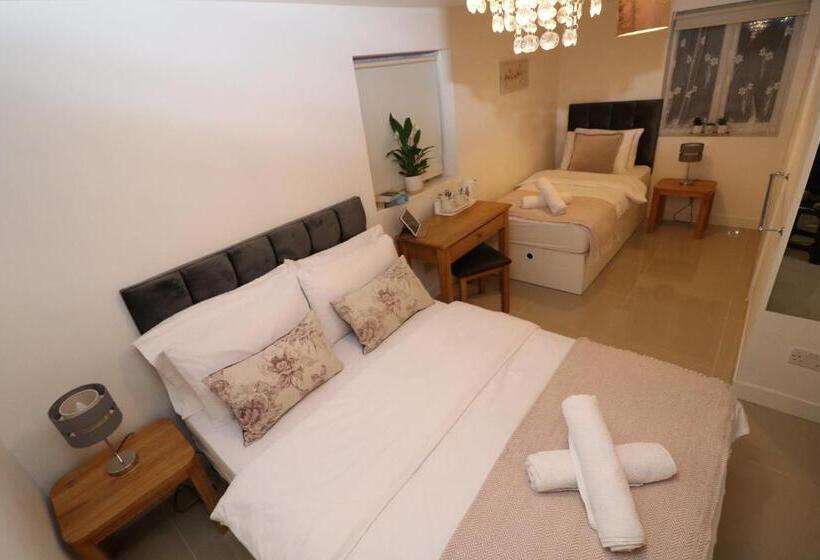 חדר משפחתי, The Lavenders