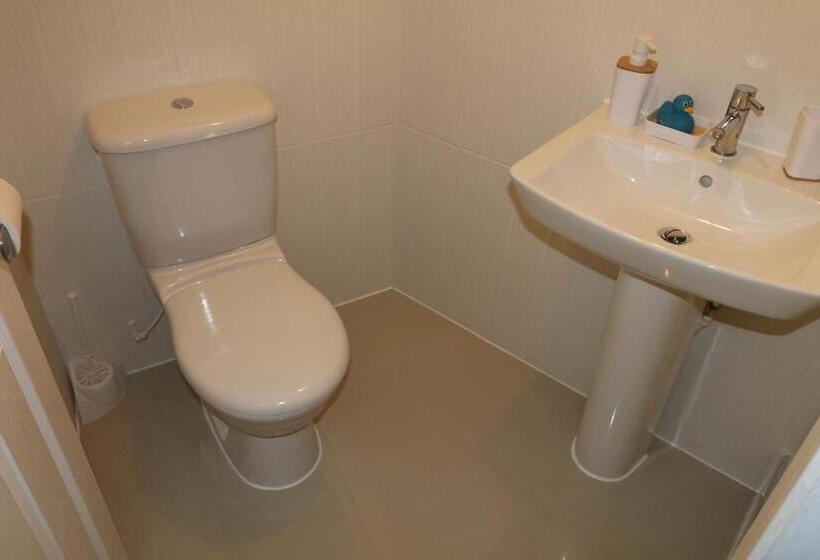 חדר משפחתי, The Lavenders