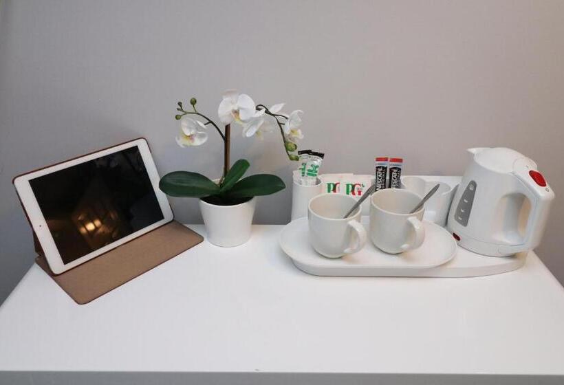 חדר סטנדרט, The Lavenders