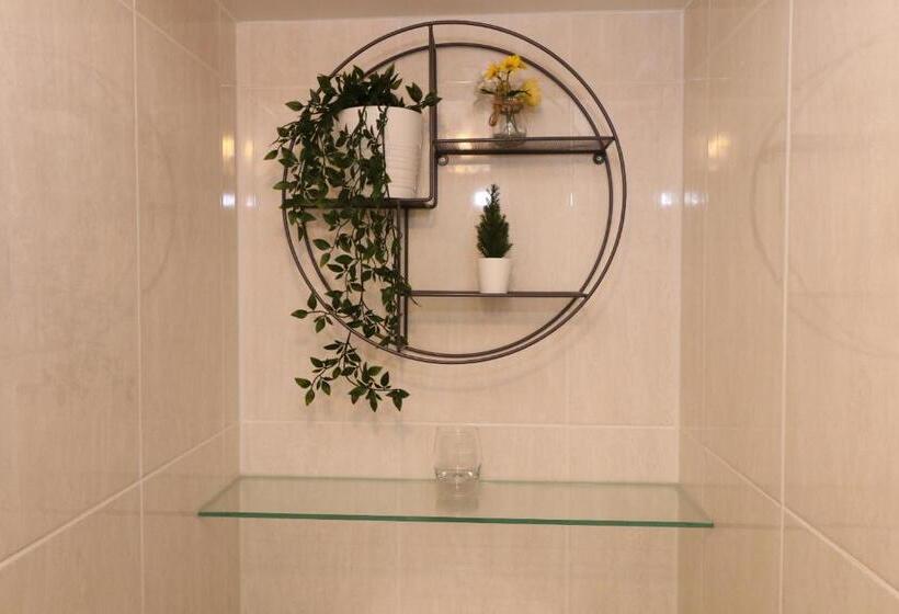 חדר בסיסי, The Lavenders