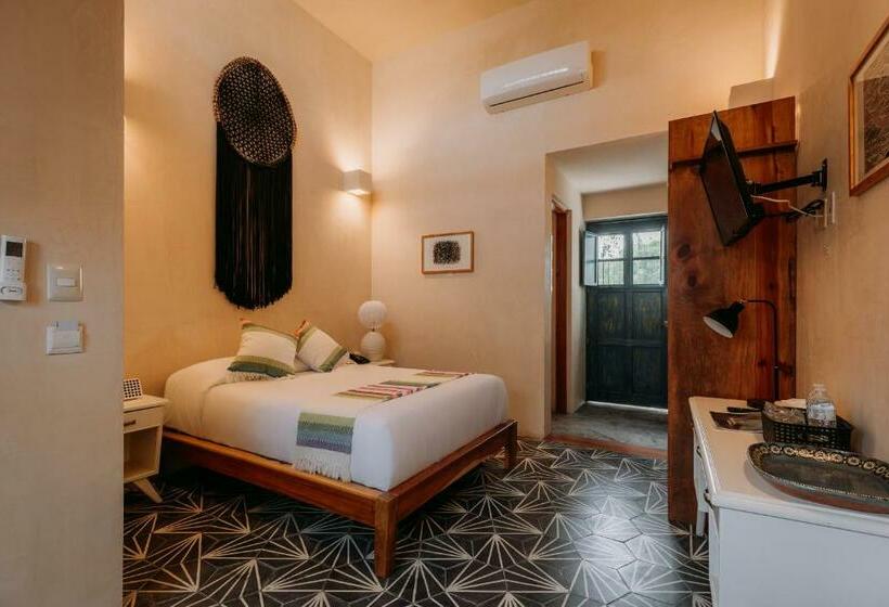 اتاق لوکس با بالکن, Waye