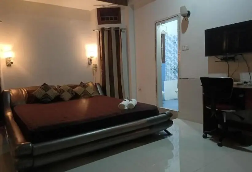 اتاق استاندارد سه نفره, Apurba's Pensione Dispur