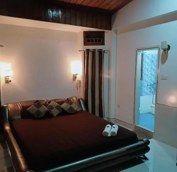 اتاق استاندارد سه نفره, Apurba's Pensione Dispur