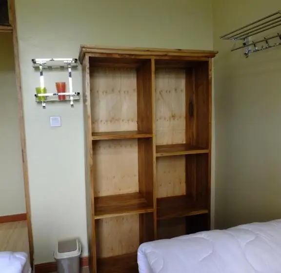 اتاق استاندارد با سرویس بهداشتی مشترک, Enjivai Hostel