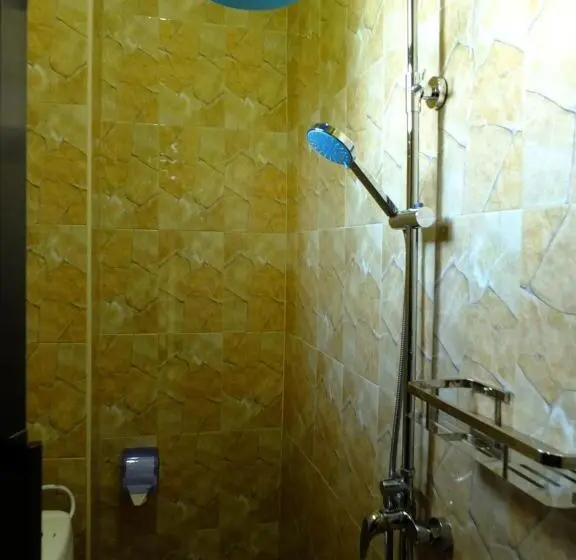 اتاق استاندارد با سرویس بهداشتی مشترک, Enjivai Hostel