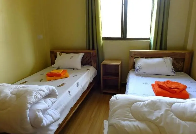 اتاق استاندارد با سرویس بهداشتی مشترک, Enjivai Hostel