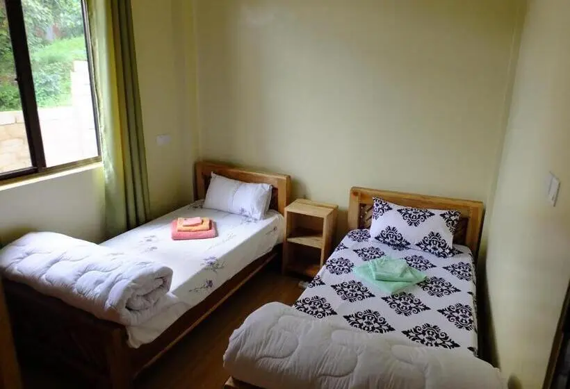 اتاق استاندارد با چشم‌انداز باغ, Enjivai Hostel
