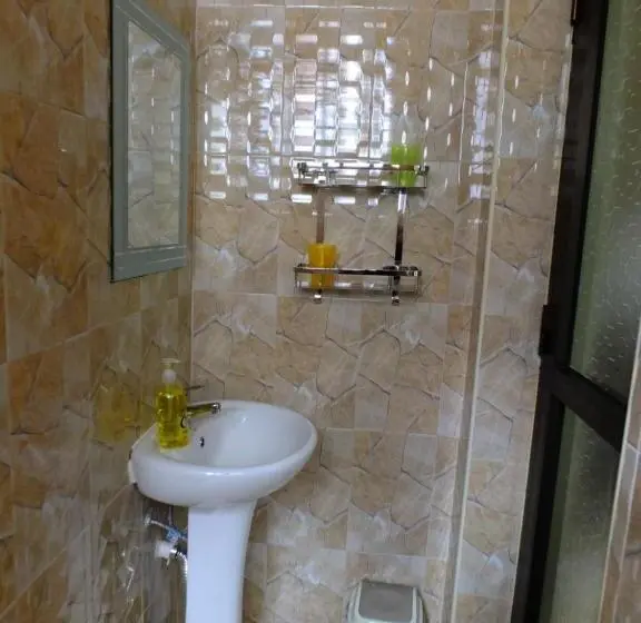 اتاق استاندارد با چشم‌انداز باغ, Enjivai Hostel