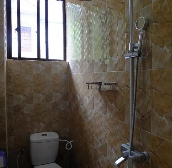 اتاق استاندارد با چشم‌انداز باغ, Enjivai Hostel