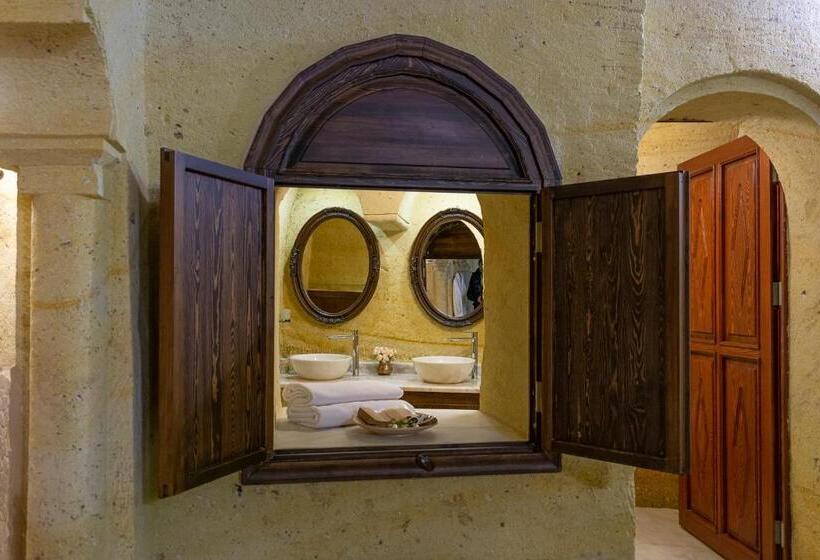 מיטת קינג בסוויטה, Zeydem Suites