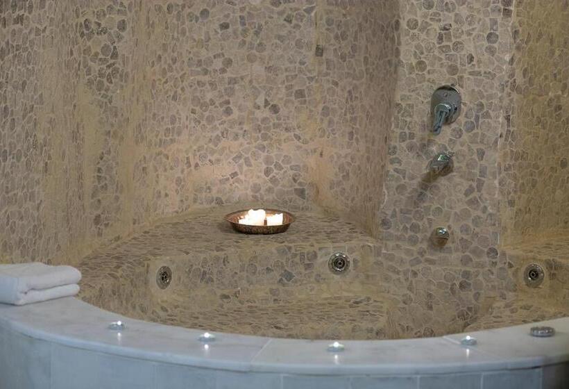 מיטת קינג בסוויטה, Zeydem Suites