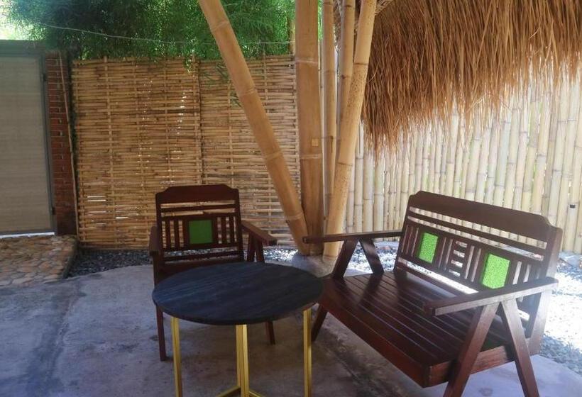 小型套房带阳台, Hawera Village