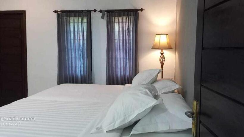 家庭间, Hawera Village