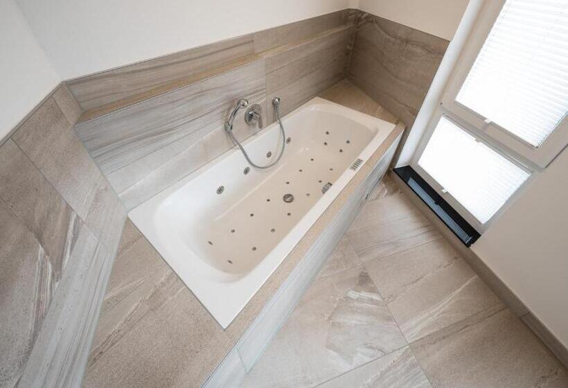 חדר סטנדרט עם ג'קוזי, Rs Hotel   Smart & Modern Hotel Apartments